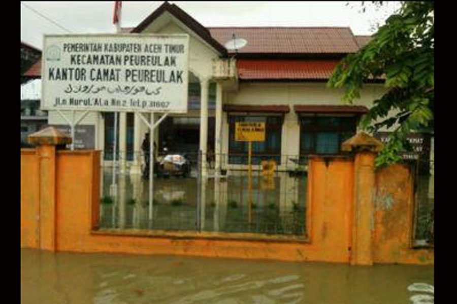 Banjir merendam Kantor Camat Peureulak Kota